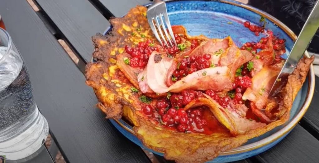 comiendo-un-plato-de-raggmunk